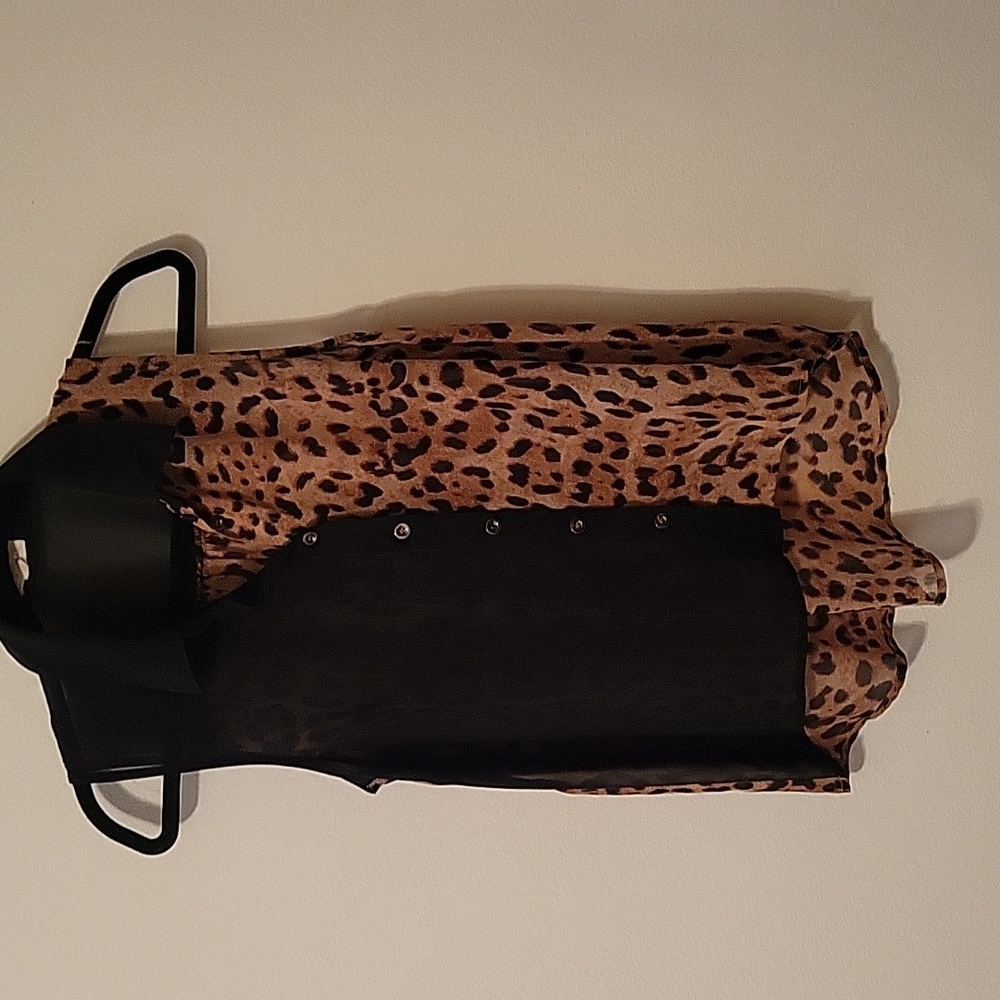 Summery, sleeveless animal print too, M